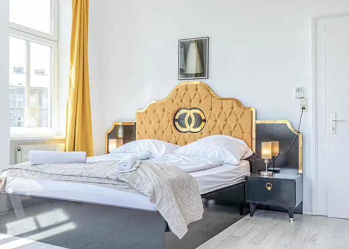 Beautiful 3 Bedroom Urban Retreat In Center Apartment *