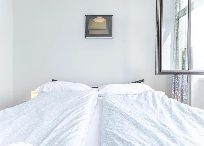 Beautiful 3 Bedroom Urban Retreat In Center *