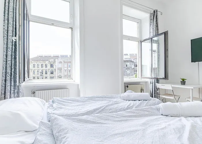 Beautiful 3 Bedroom Urban Retreat In Center