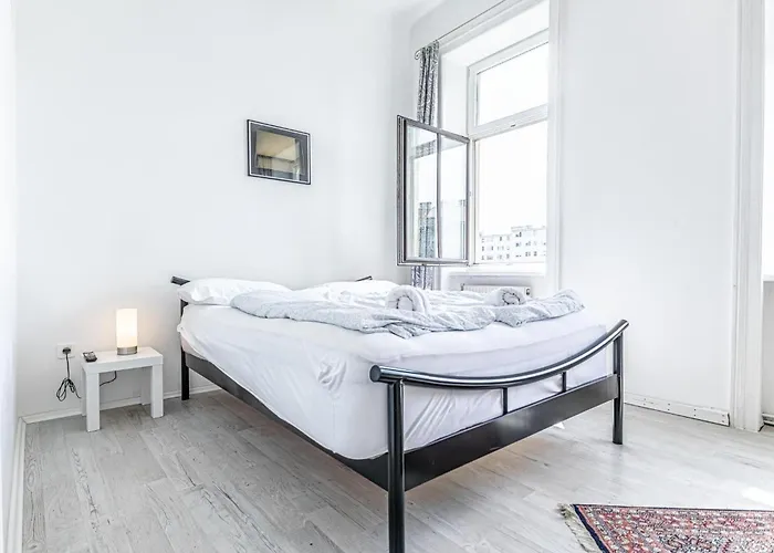 Beautiful 3 Bedroom Urban Retreat In Center Διαμέρισμα *