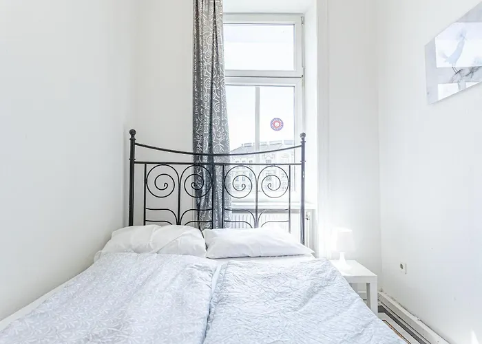 Beautiful 3 Bedroom Urban Retreat In Center Apartment