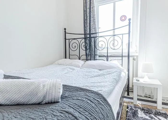 Beautiful 3 Bedroom Urban Retreat In Center