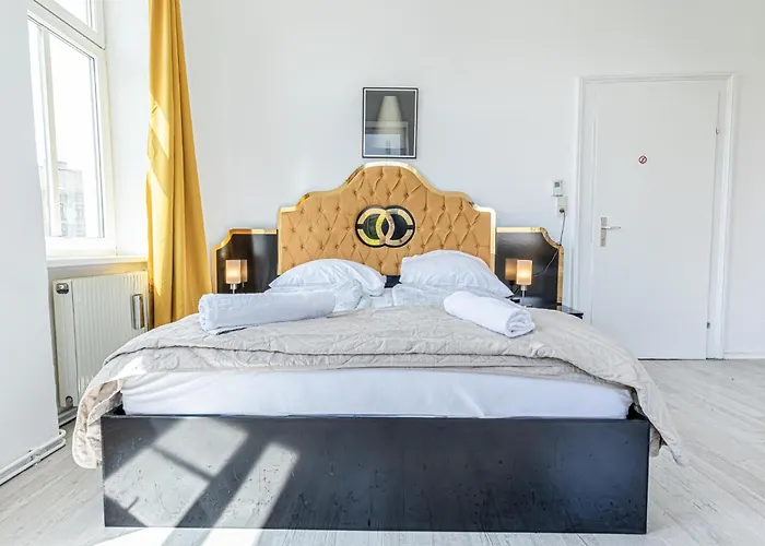 Beautiful 3 Bedroom Urban Retreat In Center *