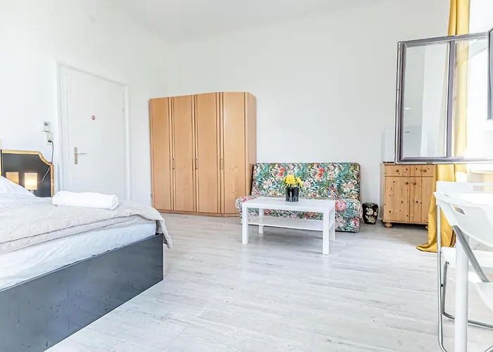 Beautiful 3 Bedroom Urban Retreat In Center