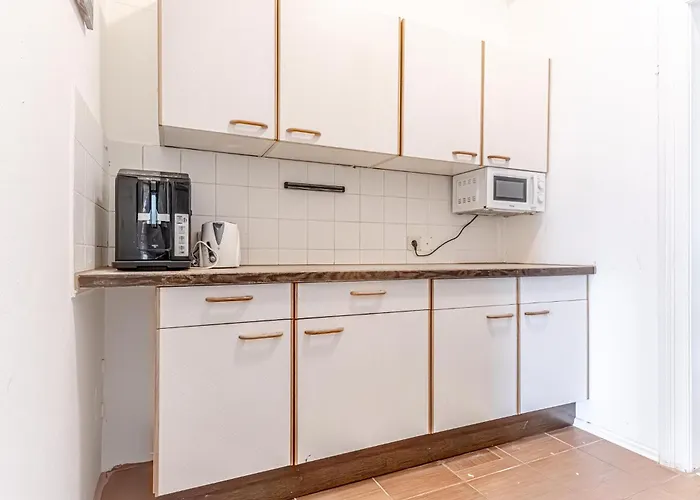 Beautiful 3 Bedroom Urban Retreat In Center
