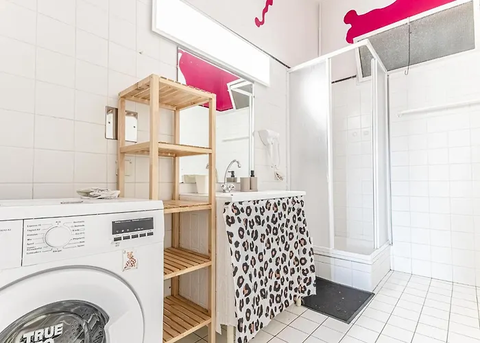 Beautiful 3 Bedroom Urban Retreat In Center *